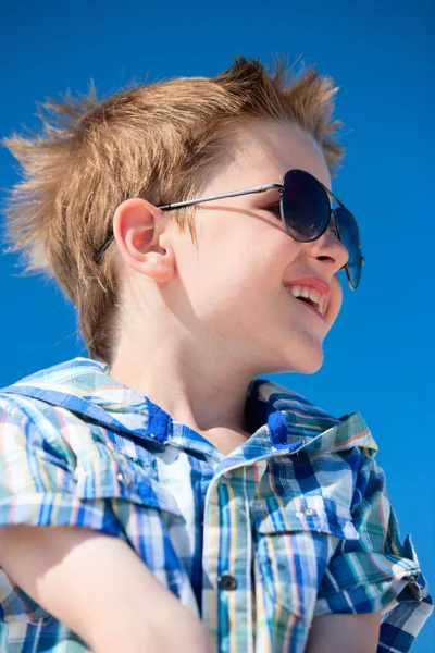 Jongen in zonnebril — Stockfoto