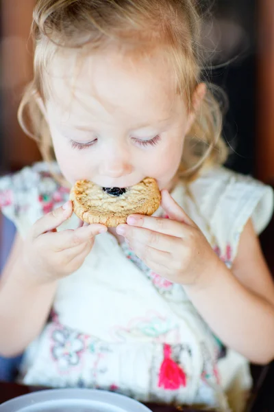 Menina comer biscoito — Fotografia de Stock