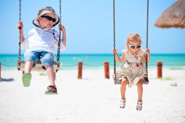 Kleine kinderen swingen — Stockfoto