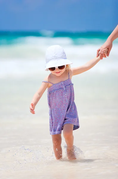 Plajda küçük şirin kız — Stok fotoğraf