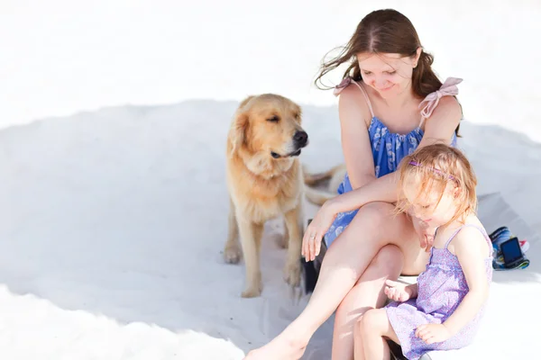 Madre, figlia e cane — Foto Stock