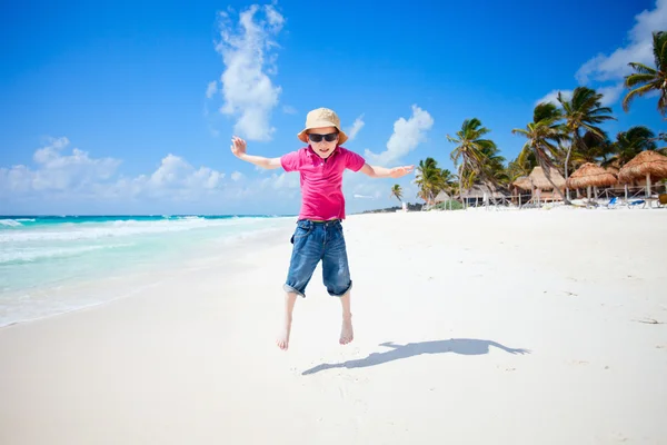 Gelukkige jongen springen op strand — Stockfoto