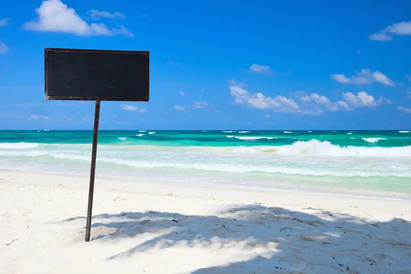 Leere Tafel am tropischen Strand — Stockfoto
