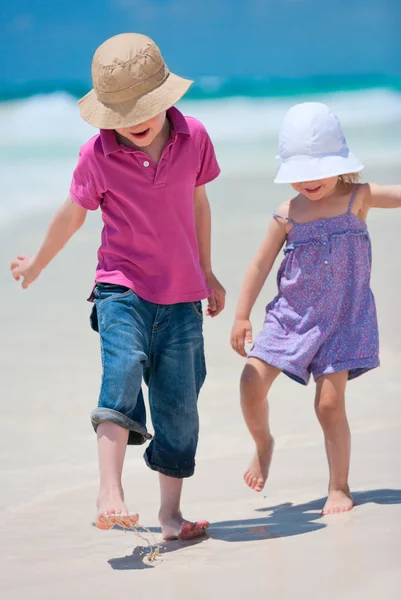 Двое детей на пляже — стоковое фото