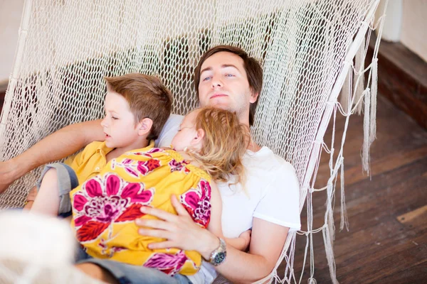 Padre y sus niños relajándose en hamaca — Foto de Stock