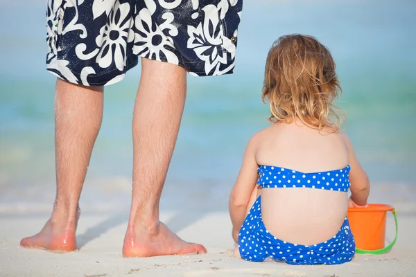 Father and daughter at beach — Stock Photo, Image