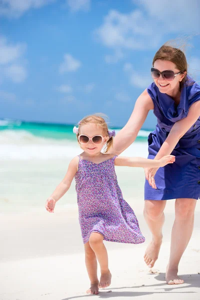 Anya és lánya, futás-on beach — Stock Fotó