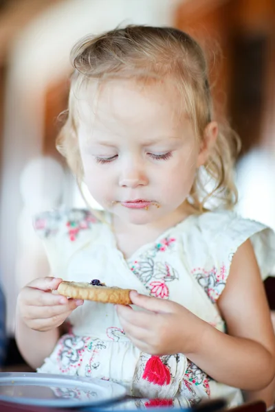 Dziewczynka jedzenie cookie — Zdjęcie stockowe