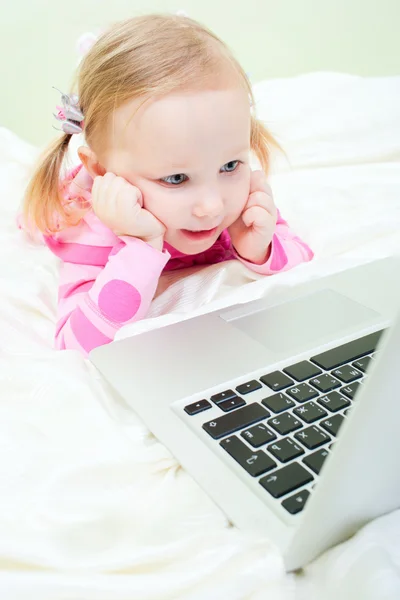 Маленькая девочка с ноутбуком — стоковое фото