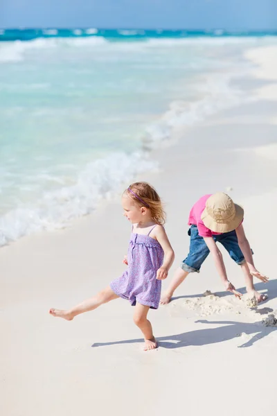 Dvě děti na pláži — Stock fotografie