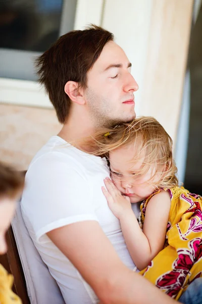 Baba ve kızın rahatlatıcı — Stok fotoğraf