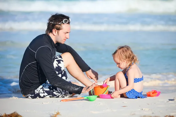 Far och dotter på stranden — Stockfoto