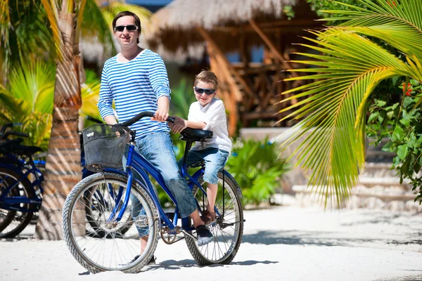 父亲和儿子的自行车上 — 图库照片