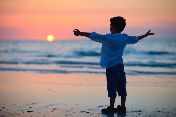 Kleine jongen bij zonsondergang — Stockfoto