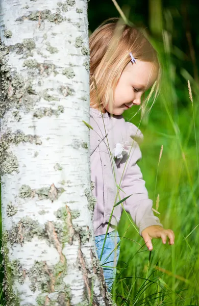 Маленькая девочка на открытом воздухе в летний день — стоковое фото