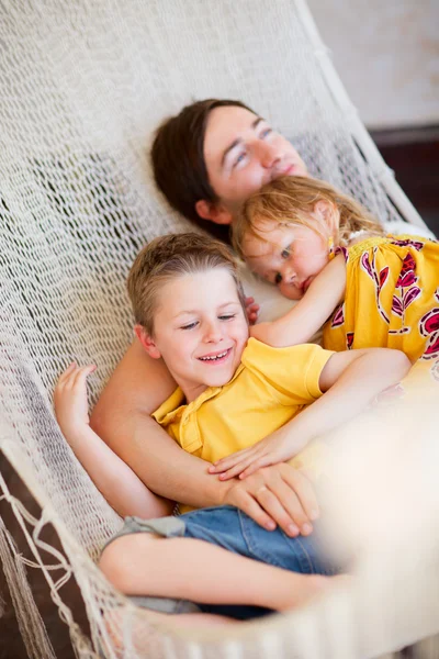 Père et ses enfants se relaxent dans un hamac — Photo