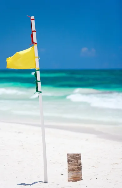在海滩上的黄色警告标志。 — 图库照片