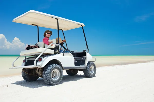 Wózek na tropikalnej plaży — Zdjęcie stockowe