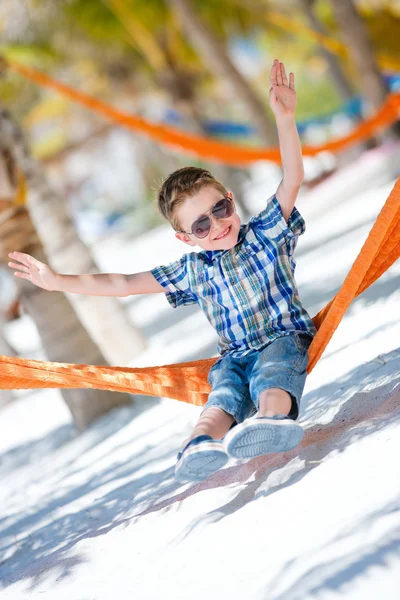 Šťastný chlapec sedí v houpací síti — Stock fotografie