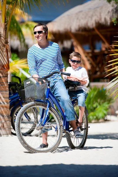 Far och son på cykel — Stockfoto