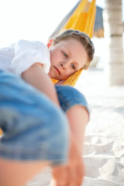Симпатичный мальчик расслабляется в гамаке — стоковое фото