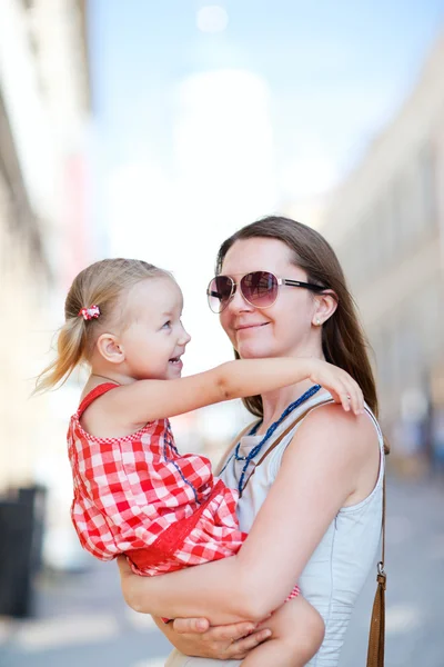 Mãe e filha retrato ao ar livre — Fotografia de Stock