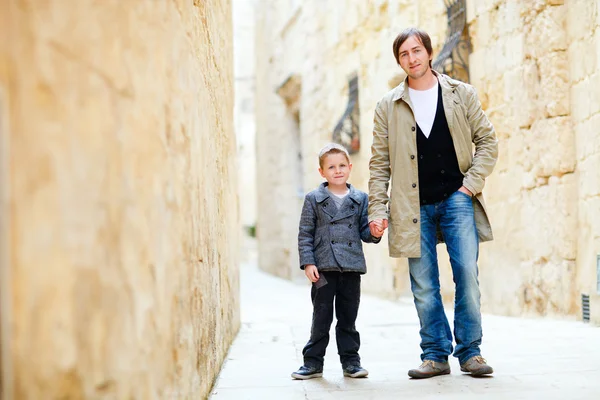 Padre e figlio in città — Foto Stock