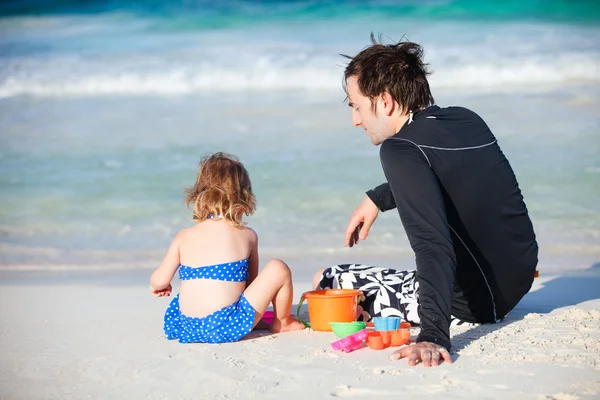 父と娘のビーチで — ストック写真