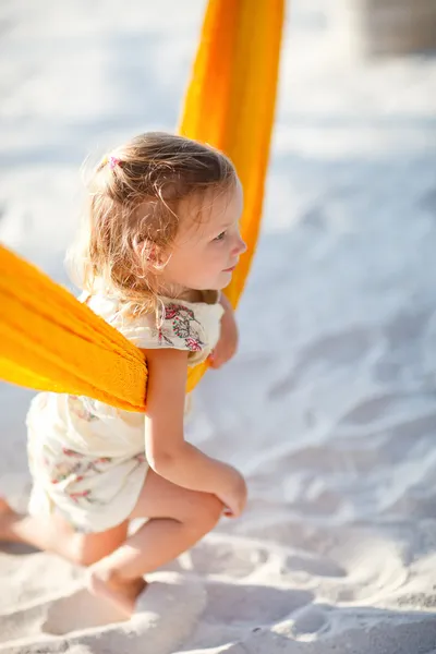 Schattig klein meisje swingen in hangmat — Stockfoto