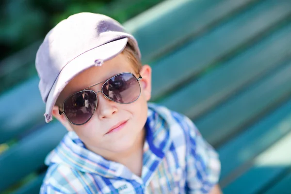 Stijlvolle jongen in zonnebril — Stockfoto