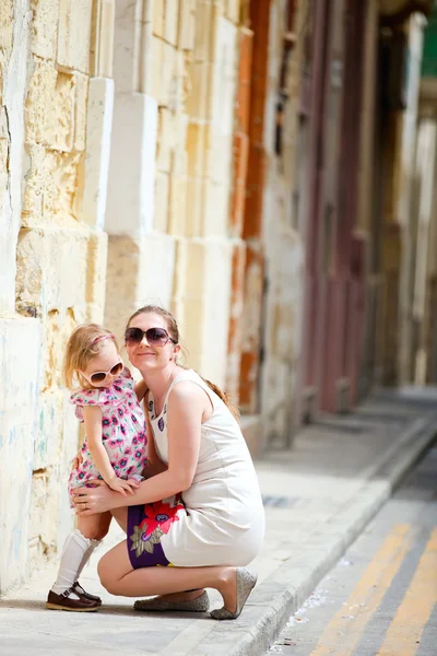 Moeder en dochter portret buitenshuis — Stockfoto