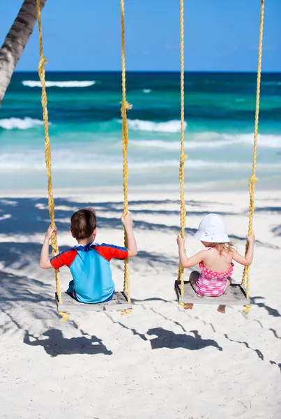 Kleine kinderen swingen — Stockfoto