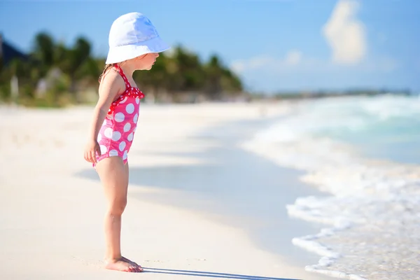 Маленька дівчинка на тропічному пляжі — стокове фото