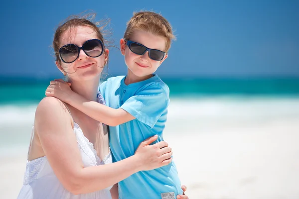 Moeder en zoon op vakantie — Stockfoto
