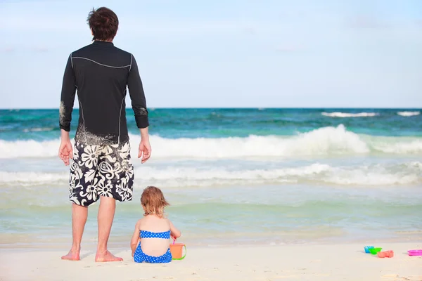 Vader en dochter op strand — Stockfoto