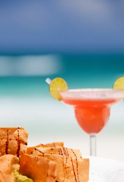 Tortilla chips and strawberry margarita cocktail — Stock Photo, Image