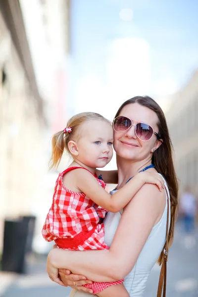 Mãe e filha retrato ao ar livre — Fotografia de Stock
