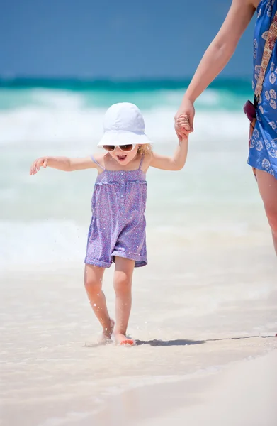 Małe słodkie dziewczyny na plaży — Zdjęcie stockowe