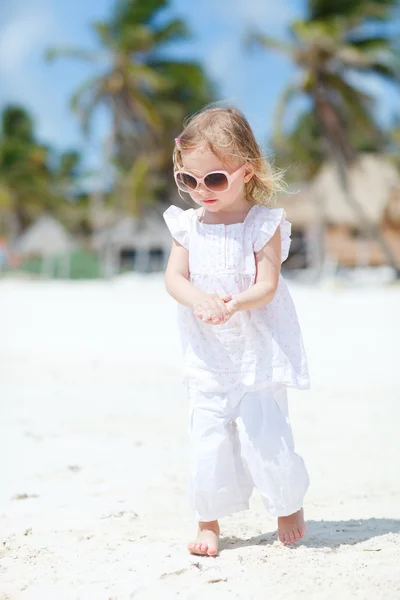 Το μικρό χαριτωμένο κορίτσι στην παραλία — Φωτογραφία Αρχείου