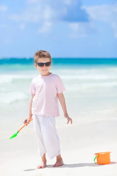 Kleine jongen op strand — Stockfoto
