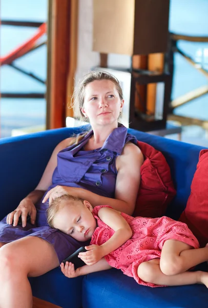 Anne ve kızın rahatlatıcı — Stok fotoğraf