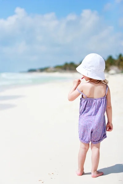 Pequeña linda chica en la playa — Foto de Stock