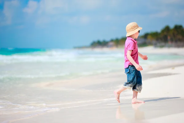 Niño pequeño en la playa —  Fotos de Stock