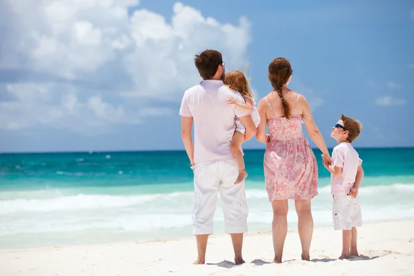 加勒比地区度假的家庭 — 图库照片