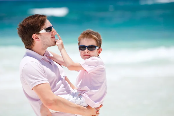 Tată și fiu pe plajă — Fotografie, imagine de stoc