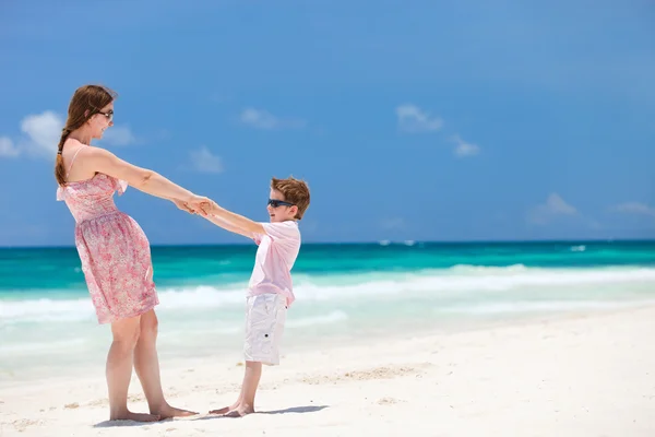 Matka a syn na pláži — Stock fotografie