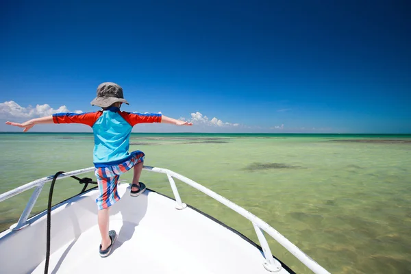 Liten pojke som vetter mot havet — Stockfoto