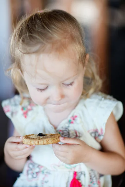 Girl eating cookie — Stock Photo, Image