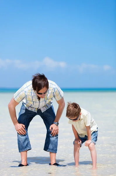Far och son på grunt vatten — Stockfoto