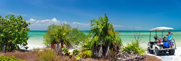 Гольф-кар на тропическом пляже — стоковое фото